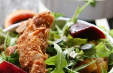 Mandulabundában sült csirkecsíkok friss vitaminsalátával - tápanyagdús gluténmentes főétel