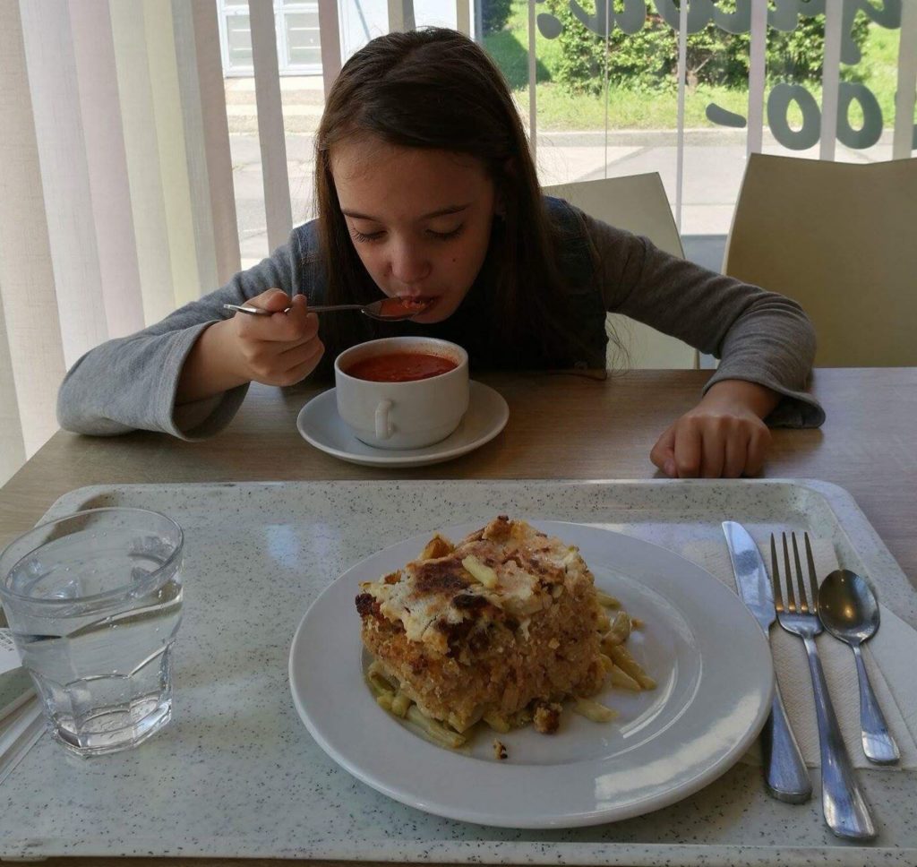 Sára a Szederinda gluténmentes önkiszolgáló étteremben Paradicsom leves, rakott zöldbab