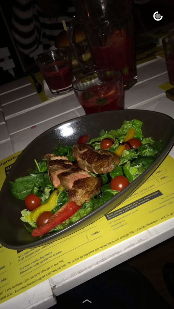 grillezett kacsa salátával