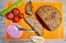 Gluténmentes lilahagymás-mazsolás kenyér